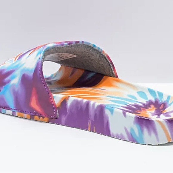 Mid-sized, they fit like a 7.5 even though they are marked as a size 7. - Picture 2 of 3